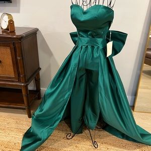 Dark Green woman’s size 10. Strapless jumpsuit with removable skirt